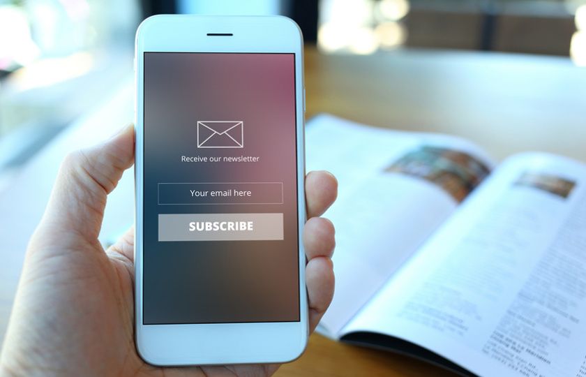 Titelmotiv_-_Newsletter-Tipps-und-Tools-für-Fortgeschrittene Smartphone mit Newsletter-Anmeldeformular