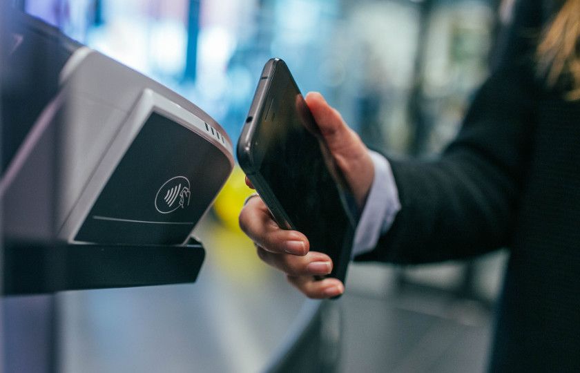Titelmotiv zum Artikel: Google Pay, was der Bazahldienst von Google kann. Kontaktloses Bezahlen durch Mobile Payment.
