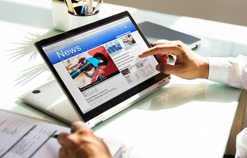 Titelmotiv - Paywalls - Formen und Anbieter im Überblick Person mit Tablet beim Frühstück