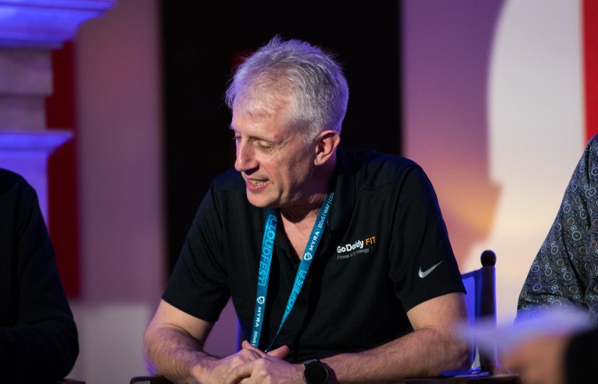 Titelmotiv - Was ist Domain Connect? -Arnold Blinn im Interview mit Wolf-Dieter Fiege