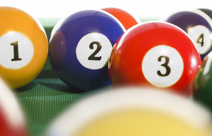 Titelmotiv - Blogartikel zum Thema: Seitennummerierung in WordPress-Beiträgen - Host Europe - Billiardkugeln