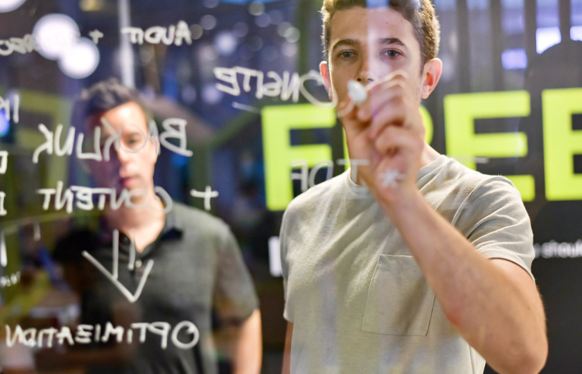 Titelmotiv des Blog-Beitrags: Warum Pillar-Content Ihrer Website die perfekte Struktur verleiht