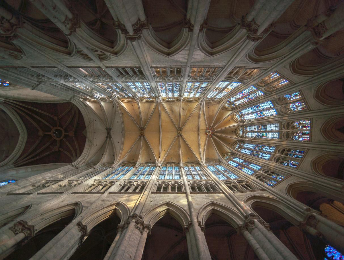 Abbildung - Kathedrale von Beauvais: Beim Bau der Kathedrale stürzte diese wegen zu großer Spannweiten der Arkaden teilweise ein. Auf Basis dieser Erkenntnisse entstand das höchste Kirchengewölbe der Welt.