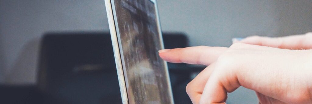 Titelmotiv - Light vs. Dark Patterns: Wie und warum Nutzer:innen im Web beeinflusst werden