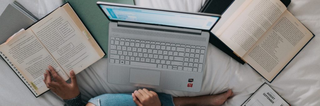 Titelmotiv - MOOCs finden: Das sind die besten digitalen Universitäten