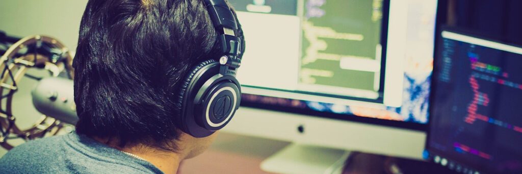 Titelmotiv: KI-Code-Generatoren: Wie KI Webentwicklern hilft, Code effizienter zu schreiben und Fehler schneller zu finden