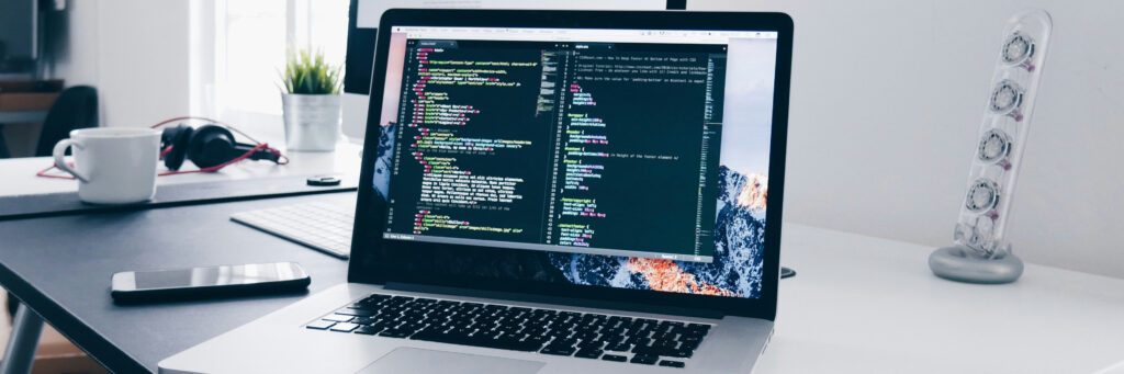 Titelmotiv des Blogartikels zum Thema: Webanwendungen entwickeln: Klassisch oder Fullstack?