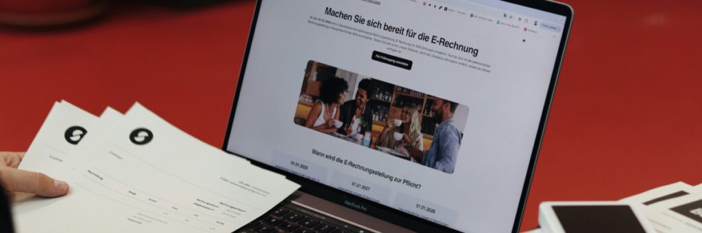 Titelmotiv des Blogartikel zum Thema: Ab 2025 ist die E-Rechnung Pflicht – was Sie jetzt beachten sollten