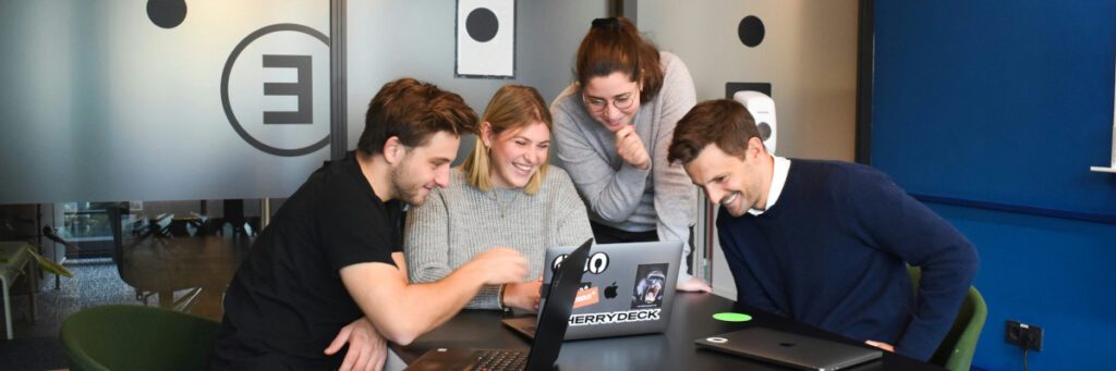 Titelmotiv des Blogartikels zum Thema: Microsoft Teams: So bleiben Sie im Urlaub nahtlos mit Ihrem Team verbunden